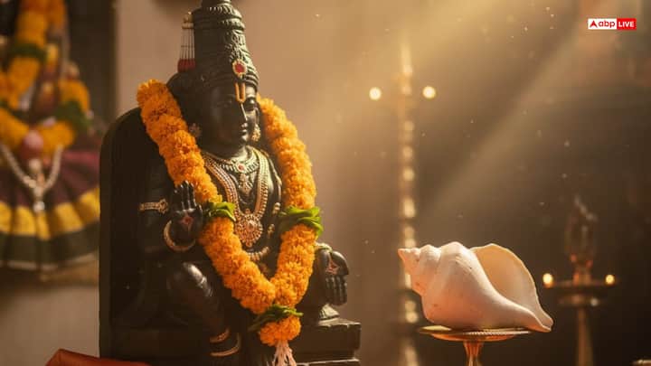 It is considered auspicious to keep the conch on the right side of the idol of Lord Vishnu, Mata Lakshmi or Bal Gopal. The open part of the conch should always be upwards. By doing this, positive vibrations increase in the house and Lakshmi's blessings remain.