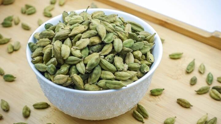 आपल्या तोंडाची दुर्गंधी दूर करून श्वास ताजे ठेवण्यास मदत करते. वेलची हृदयाच्या आरोग्यासाठीही खूप फायदेशीर मानली जाते.