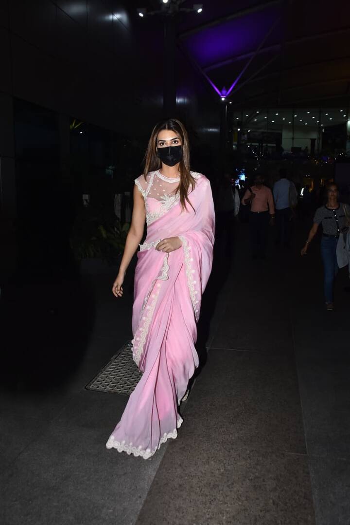 Kriti's black mask with her saree has attracted people's attention. She was seen wearing a mask with a saree.