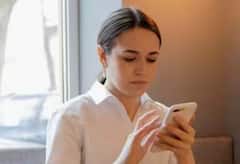 કાંઈ પણ વાત કરો ફોન પર કેમ દેખાવા લાગે છે તેની જાહેરખબરો, શું બધુ સાંભળે છે ફોન?