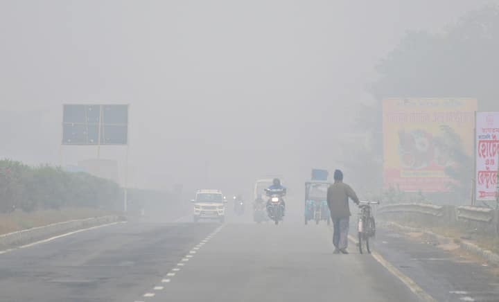 কলকাতার দিকে নজর রাখলে দেখা যাবে, কলকাতায় রাতের দিকে রোজই তাপমাত্রা নেমে যাচ্ছে অনেকটাই। ১৭ ডিগ্রি সেলসিয়াস এর ঘরে পারদ। কলকাতার দিনের ও রাতের তাপমাত্রা স্বাভাবিকের প্রায় তিন ডিগ্রি নীচে।