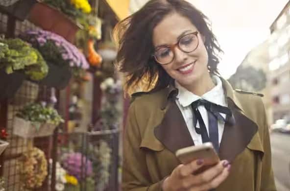 આજકાલ લગભગ દરેક વ્યક્તિ સાથે આવું બન્યું છે. આપણે મિત્રો કે પરિવાર સાથે કોઈ પ્રોડક્ટ કે વસ્તુ વિશે ચર્ચા કરી રહ્યા છીએ, જેમ કે નવો મોબાઈલ ફોન, જૂતા કે ટ્રાવેલ પેકેજ, અને થોડા સમય પછી જ્યારે આપણે આપણો ફોન ખોલીએ છીએ, ત્યારે આપણને એ જ પ્રોડક્ટની જાહેરાત દેખાય છે. આ ઘણીવાર પ્રશ્ન ઉભો કરે છે: શું આપણો ફોન આપણી વાતચીત સાંભળી રહ્યો છે કે આપણી પ્રાઈવેસી જોખમમાં છે? તો, ચાલો જોઈએ કે જ્યારે પણ આપણે વાત કરીએ છીએ ત્યારે આપણા ફોન પર જાહેરાતો કેમ દેખાય છે.