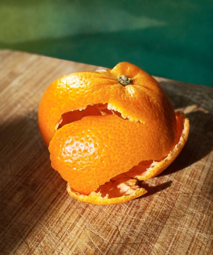 तुम्ही घरच्या घरी रूम फ्रेशनर तयार करू शकता. यासाठी, संत्रांच्या सालींना पाण्यात उकळवा आणि त्यात दालचिनी किंवा लवंग घाला. त्यानंतर एका स्प्रे बॉटलमध्ये भरून ठेवा.