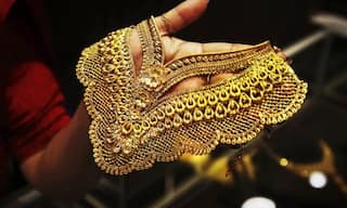 Gold Rate: સોનું થઈ ગયું સસ્તું, ચાંદીના ભાવમાં ઉછાળો, MCX પર જાણો શું છે લેટેસ્ટ કિંમત