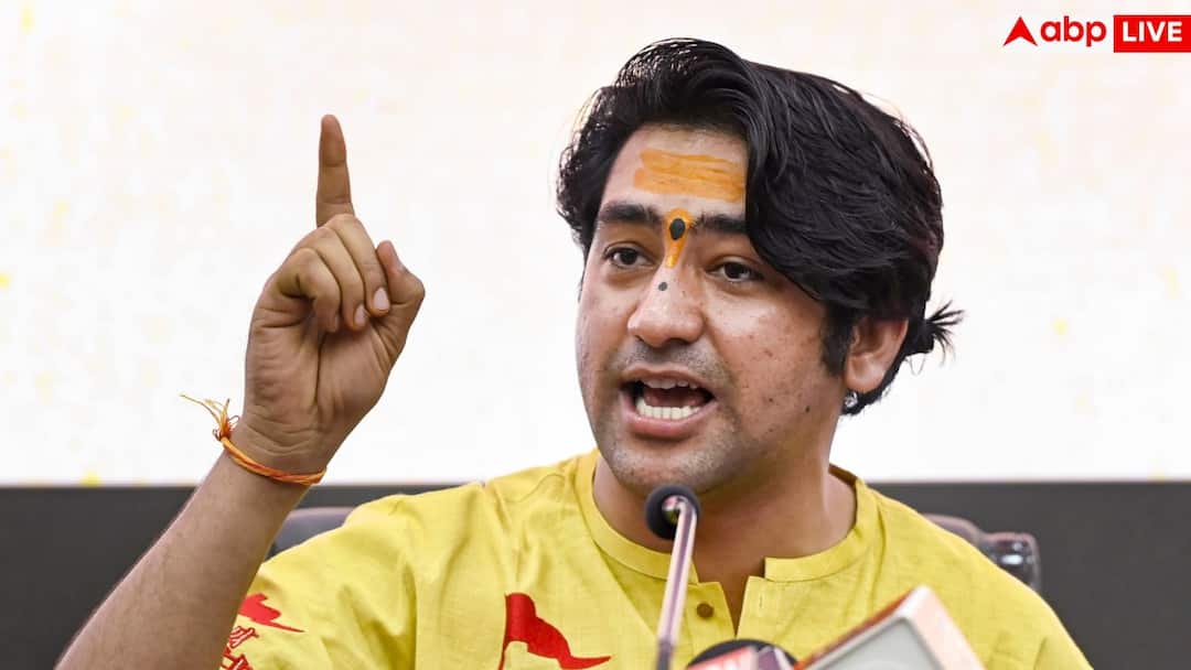 धीरेंद्र शास्त्री को 100 डिग्री बुखार, जानें इसे इग्नोर करना कितना खतरनाक?