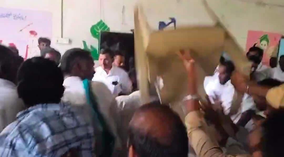 Adilabad News: ఆదిలాబాద్ జిల్లా బోథ్లో కళ్యాణ లక్ష్మి చెక్కుల పంపిణీలో రచ్చరచ్చ కొట్టకున్న బిఆర్ఎస్, కాంగ్రెస్ నేతలు