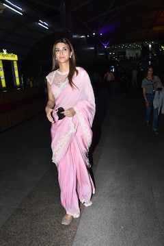 पिंक साड़ी में ब्लैक मास्क लगाए एयरपोर्ट पर स्पॉट हुईं कृति सेनन, फोटोज हुई वायरल