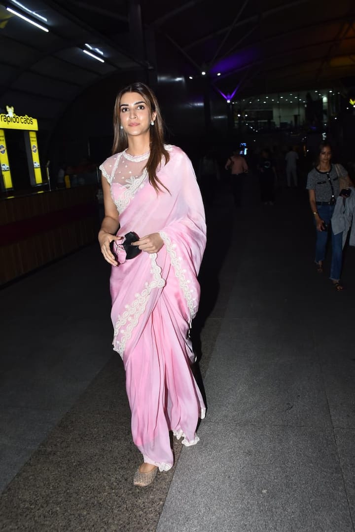 But this time his look was worth seeing. Kriti was seen at the airport in a baby pink color saree.