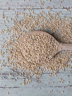 Benefits of Sesame : हिवाळ्यात पांढऱ्या तिळाचे आश्चर्यकारक फायदे पचन सुधारते, त्वचा राहते तेजस्वी आणि निरोगी!