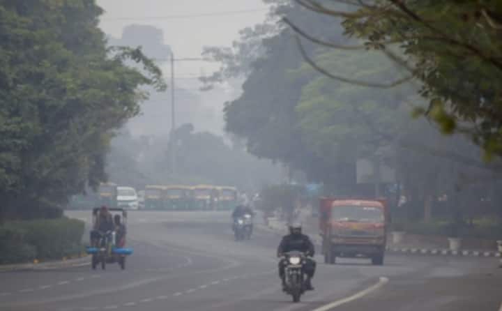 गेल्या दोन ते तीन दिवसांपासून मध्य महाराष्ट्र मराठवाडा आणि विदर्भातील तापमान झपाट्याने घसरत आहे.