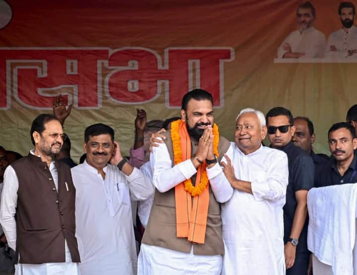 बिहार विधानसभा चुनाव के नतीजे 14 नवंबर को घोषित किए जाएंगे. ऐसे में बिहार चुनाव 2025 को लेकर कई एग्जिट पोल्स के नतीजे आ चुके हैं, जिनके मुताबिक इस बार भी राष्ट्रीय जनतांत्रिक गठबंधन (एनडीए) को बहुमत मिलता नजर आ रहा है, जबकि महागठबंधन को पिछड़ता हुआ दिखाया गया है. इन रुझानों के सामने आते ही एनडीए कार्यकर्ताओं में जश्न का माहौल बना गया है.