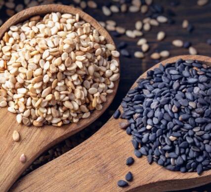 हिवाळ्यात तीळ त्वचा गुळगुळीत, मऊ आणि चमकदार ठेवतात तसेच शरीरातील अशुद्धता दूर करतात.