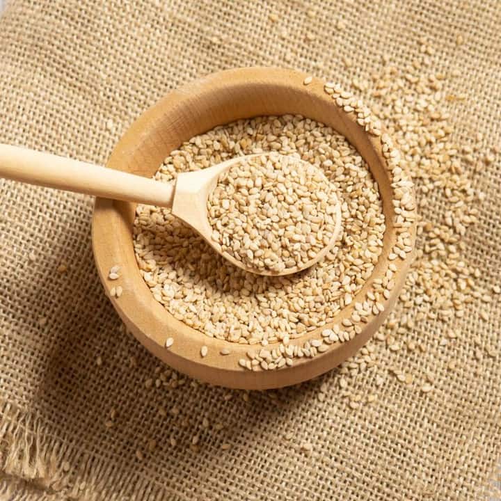 पांढरे तीळ केवळ तिळकुटमध्येच नव्हे, तर अनेक मिठाईंमध्येही वापरले जातात आणि त्यांची चव सर्वांनाच आवडते.