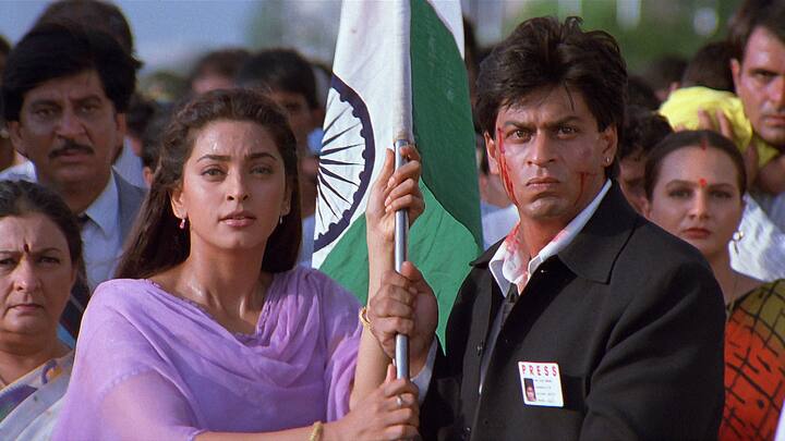 Juhi Chawla was seen with Shahrukh Khan in 'Phir Bhi Dil Hai Hindustani'. The story of this film, released in 2000, revolves around two journalists who leave no opportunity to humiliate each other. But both work together to get justice for a man's daughter. The story of the movie is such that it will keep you engaged till the end. Enjoy this film on Netflix.