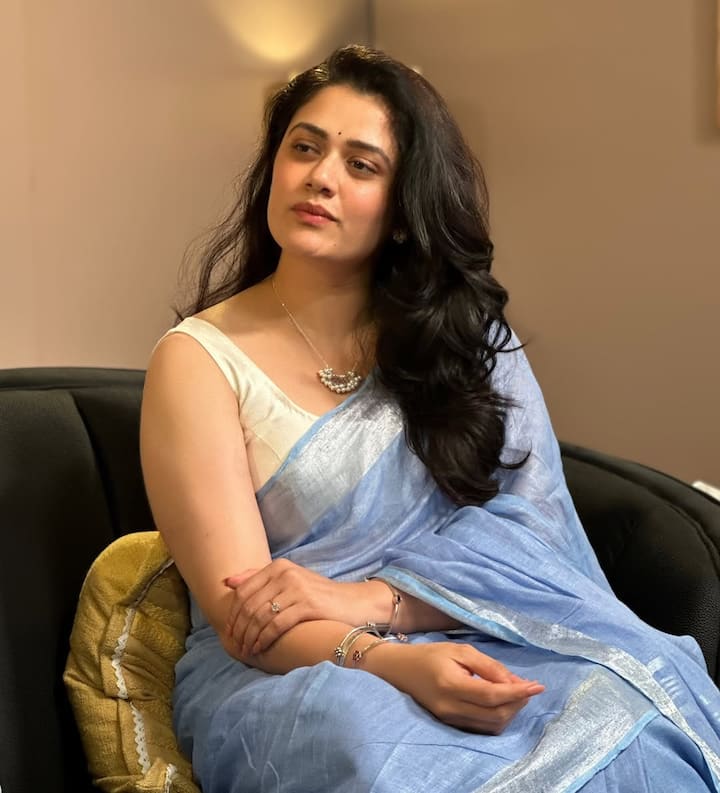 నీలి రంగు చీర, స్లీవ్ లెస్ జాకెట్టుతో ఉన్న ఆమె చిత్రం అందరిలోనూ ఆసక్తిని పెంచింది.