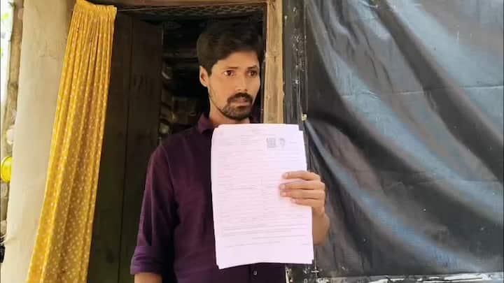 নির্বাচন কমিশন-  ২০০২-এর SIR তালিকায় নামের যে বানান আছে, সেটাই লিখতে হবে। ভুল থাকলেও লিখতে হবে ভুলটাই। না হলে, তথ্য ম্যাচিং হবে না।