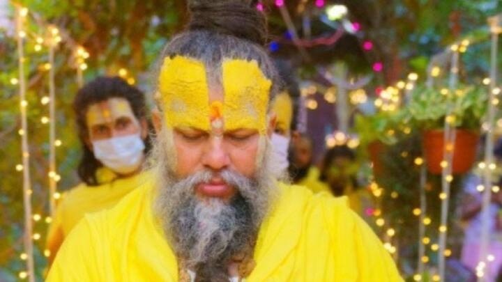 उन्होंने आगे बताया कि, एक भक्त मेरे पास आया और उसने कहा कि, महाराज जी मेरे ऊपर शनि की साढ़ेसाती थी. पंडित जी ने मुझे घोड़े की नाल से बनी अंगूठी पहनने की सलाह दी. मैंने उससे कहा कि, तुम घोड़े की नाल की अंगूठी पहने हो वो बैचारा खुद इतना भार उठाता है, वो क्या ही किसी का भाग्य बदलेगा. भाग्य के लिए आपके कर्म ही जिम्मेदार हैं.