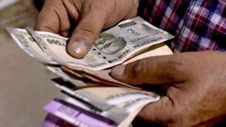 नई सैलरी और पेंशन दरें 1 जनवरी 2026 से रेट्रोस्पेक्टिव इफेक्ट के साथ लागू होंगी. यानी रिपोर्ट और लागू होने की तारीख के बीच जितने महीने का अंतर रहेगा. उसका पूरा एरियर कर्मचारियों और पेंशनर्स को मिलेगा. इससे किसी को नुकसान नहीं होगा.