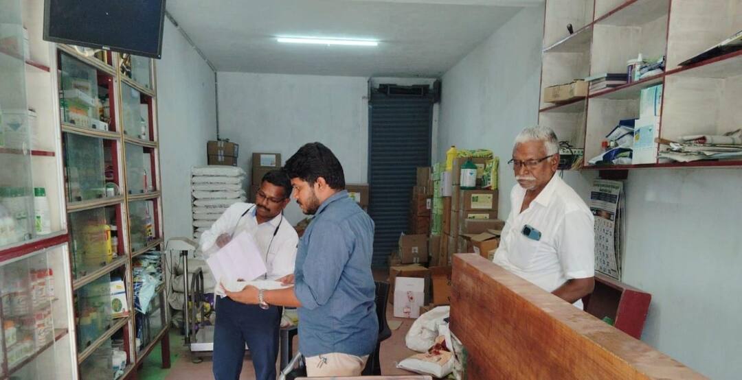 விவசாயிகள் அதிர்ச்சி! உர விற்பனையில் மோசடி! 84 கடைகள் மீது நடவடிக்கை, 36 உரிமம் ரத்து Tiruvarur news Action taken against 84 private fertilizer shops for irregularities in fertilizer sales விவசாயிகள் அதிர்ச்சி! உர விற்பனையில் மோசடி! 84 கடைகள் மீது நடவடிக்கை, 36 உரிமம் ரத்து