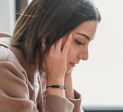 बर्याच लोकांना रात्री गाढ झोप येते, पण तरीही सकाळी थकवा जाणवतो. हे समस्या फक्त झोपेची नाही, तर शरीरातील काही पोषक घटकांच्या कमतरतेमुळेही होऊ शकते.