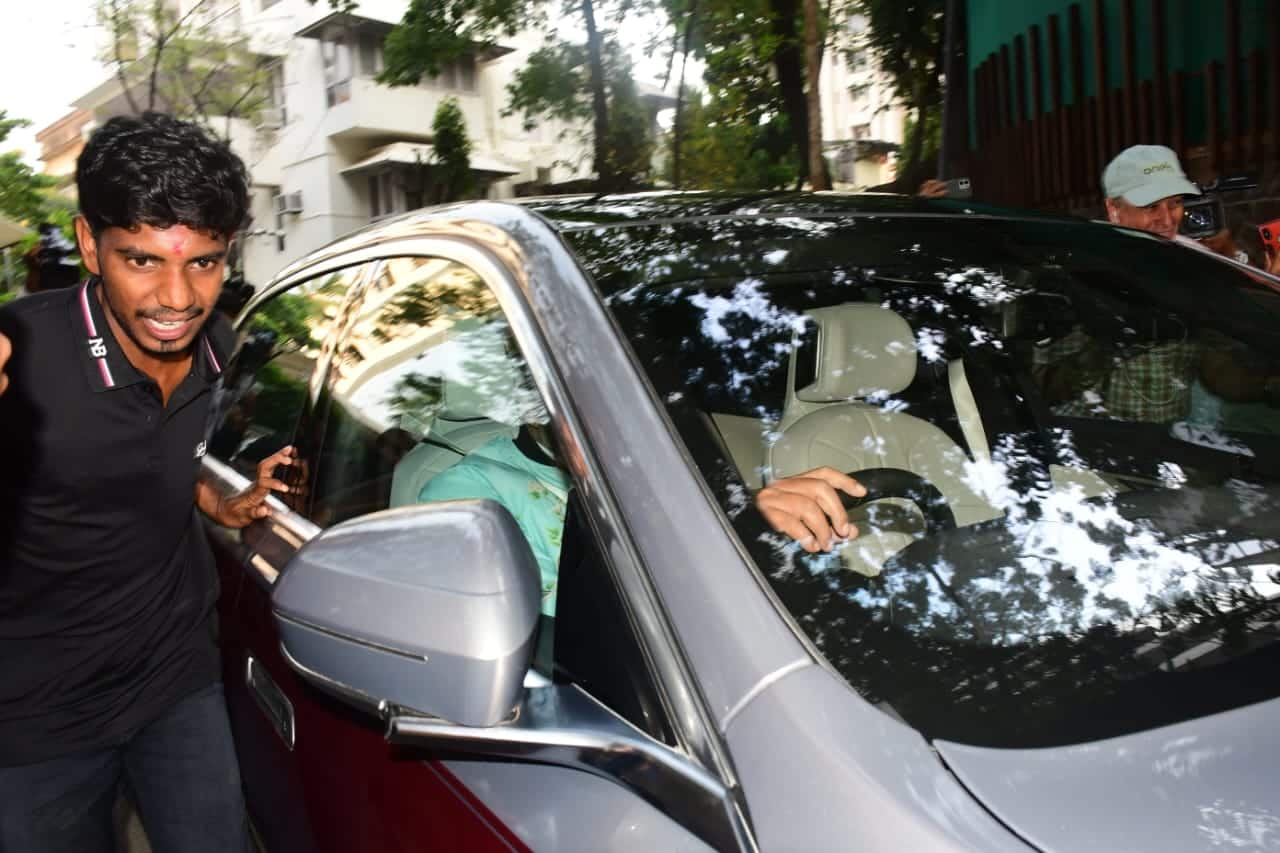 धर्मेंद्र के घर के पास दिखे अमिताभ बच्चन, खुद गाड़ी चलाते नजर आए 83 साल के बिग बी