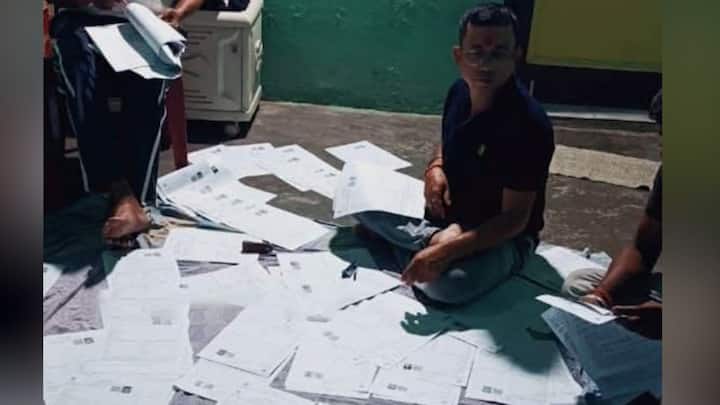 নির্বাচন কমিশন- অনলাইন এখন পুরোপুরি চালু। যে কেউ অনলাইনে ফর্ম পূরণ করতে পারবেন। এমনকী, ভারতের বাইরে থেকেও করা যাবে।