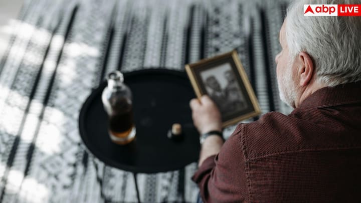 विटामिन B12 मांस, मछली, अंडे और डेयरी उत्पादों में पाया जाता है. इसकी कमी से दिमाग में होमोसिस्टीन बढ़ता है, जो नर्व सेल्स को नुकसान पहुंचाता है और सोचने की क्षमता को धीमा कर देता है.