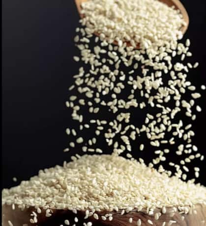 आयुर्वेदानुसार, नियमित तीळ सेवन केल्याने पचन सुधारते आणि आतड्यांचे आरोग्य मजबूत राहण्यास भरपूर मदत होते.