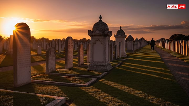 कब्रिस्तान में मृत व्यक्तियों को दफनाया जाता है, जिससे कुछ लोगों को कब्रिस्तान के नाम से ही डर लगता है, जबकि कुछ लोगों को कब्रिस्तान से गुजरते समय डर लगता है. तो आइए यहां जानिए कब्रिस्तान से गुजरते समय अगर आपको डर लगने लगे तो कौन सी आयत पढ़नी चाहिए.