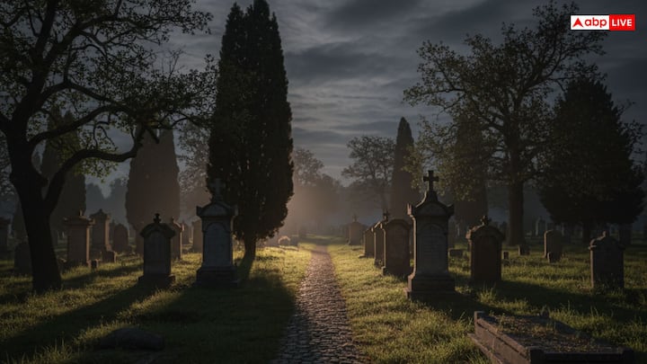 यह आयत कुरान की सबसे शक्तिशाली आयतों में से एक है और पढ़ने वाले को भी अल्लाह की पनाह और हिफाजत मिलती है. इसलिए अगर आपको कब्रिस्तान से गुजरते समय डर लगे तो आयतल कुर्सी की आयत जरूर पढ़ें.इसे पढ़ने से अल्लाह स्वयं आपकी रक्षा करेंगे.