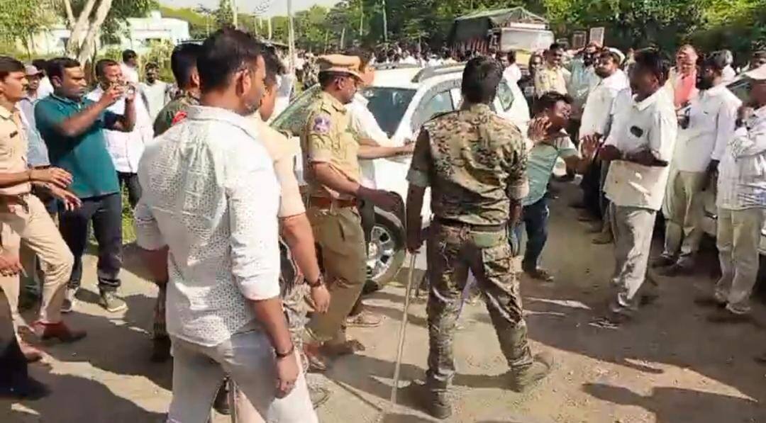 Adilabad News: ఆదిలాబాద్ జిల్లా బోథ్లో కళ్యాణ లక్ష్మి చెక్కుల పంపిణీలో రచ్చరచ్చ కొట్టకున్న బిఆర్ఎస్, కాంగ్రెస్ నేతలు