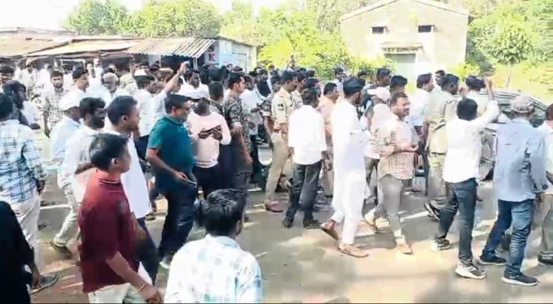 Adilabad News: ఆదిలాబాద్ జిల్లా బోథ్లో కళ్యాణ లక్ష్మి చెక్కుల పంపిణీలో రచ్చరచ్చ కొట్టకున్న బిఆర్ఎస్, కాంగ్రెస్ నేతలు