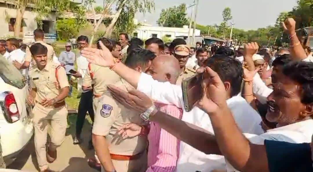 Adilabad News: ఆదిలాబాద్ జిల్లా బోథ్లో కళ్యాణ లక్ష్మి చెక్కుల పంపిణీలో రచ్చరచ్చ కొట్టకున్న బిఆర్ఎస్, కాంగ్రెస్ నేతలు