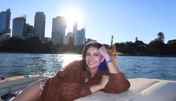 फोटो में पलक डीप नेक एनिमल प्रिंट शॉर्ट ड्रेस पहने नजर आ रही हैं, जिसके साथ उन्होंने ब्राउन जैकेट भी पहनी है। एक्ट्रेस ने समुद्र के बीचों-बीच नाव पर फोटोशूट के लिए पोज दिए हैं। पलक तिवारी ने कैमरे के सामने अलग-अलग अंदाज में पोज दिए हैं।