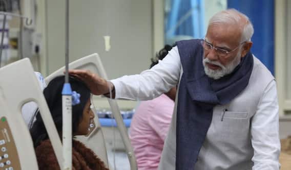 ਦਿੱਲੀ ਧਮਾਕੇ ਦੇ ਪੀੜਤਾਂ ਨੂੰ ਮਿਲੇ PM ਮੋਦੀ, ਭੂਟਾਨ ਤੋਂ ਵਾਪਸ ਆਉਣ ਤੋਂ ਬਾਅਦ ਹਵਾਈ ਅੱਡੇ ਤੋਂ ਸਿੱਧੇ ਪਹੁੰਚੇ LNJP ਹਸਪਤਾਲ ਦਿੱਲੀ ਧਮਾਕੇ ਦੇ ਪੀੜਤਾਂ ਨੂੰ ਮਿਲੇ PM ਮੋਦੀ, ਭੂਟਾਨ ਤੋਂ ਵਾਪਸ ਆਉਣ ਤੋਂ ਬਾਅਦ ਹਵਾਈ ਅੱਡੇ ਤੋਂ ਸਿੱਧੇ ਪਹੁੰਚੇ LNJP ਹਸਪਤਾਲ