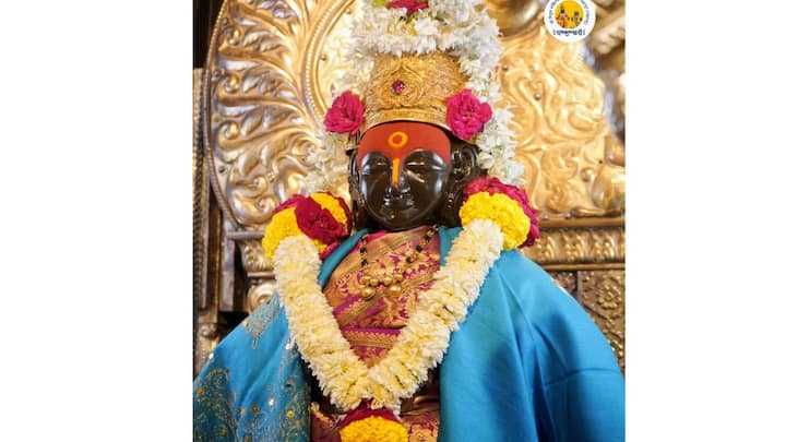 थंडीचा कडाका वाढत चालल्याने देवाला या उबदार कपडे देण्यास सुरुवात होते . रात्री शेजारातीनंतर विठुराया जेंव्हा निद्रेसाठी जात असतो तेंव्हा त्याच्या अंगावरील पोशाख काढण्यात येतो . देवाचे अंग पुसून घेतल्यावर देवाच्या डोक्यावरील मुकुट काढून तेथे हात लांबीचे हे खास उबदार मुंडासे देवाच्या मस्तकावर वैशिष्ठ्यपूर्ण पद्धतीने बांधण्यात येते .