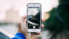 आपके फोन में जल रही Orange, Green या Grey लाइट आखिर बताती क्या है? कहीं आपका फोन तो नहीं कर रहा जासूसी