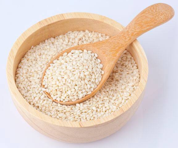 जर तीळ रोज आणि योग्य प्रमाणात खाल्ले, तर शरीराची कमजोरी, मानसिक थकवा आणि त्वचेच्या तसेच पचनाच्या अडचणी दूर