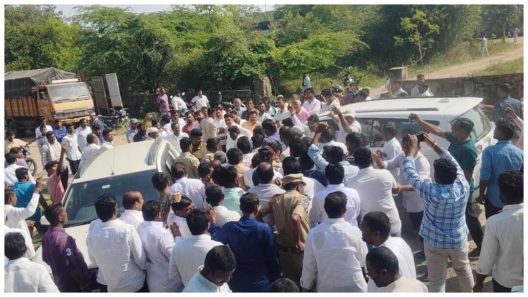 Adilabad News: ఆదిలాబాద్ జిల్లా బోథ్లో కళ్యాణ లక్ష్మి చెక్కుల పంపిణీలో రచ్చరచ్చ కొట్టకున్న బిఆర్ఎస్, కాంగ్రెస్ నేతలు BRS and Congress leaders clashed during distribution of Kalyana Lakshmi cheques in Boath Adilabad district Adilabad News: ఆదిలాబాద్ జిల్లా బోథ్లో కళ్యాణ లక్ష్మి చెక్కుల పంపిణీలో రచ్చరచ్చ కొట్టకున్న బిఆర్ఎస్, కాంగ్రెస్ నేతలు