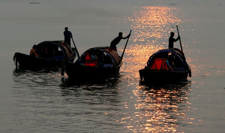অন্যদিকে, পশ্চিমের জেলাগুলিতে তাপমাত্রা ১৪ ডিগ্রির ঘরে নেমেছে। ফলে বোঝাই যাচ্ছে, শীতের আমেজ চলবে এই সপ্তাহান্তেও। অন্যদিকে, উত্তরবঙ্গে আপাতত পরিষ্কার ও শুকনো থাকবে আবহাওয়া. স্বাভাবিকের তুলনায় পারদ নামবে আরও