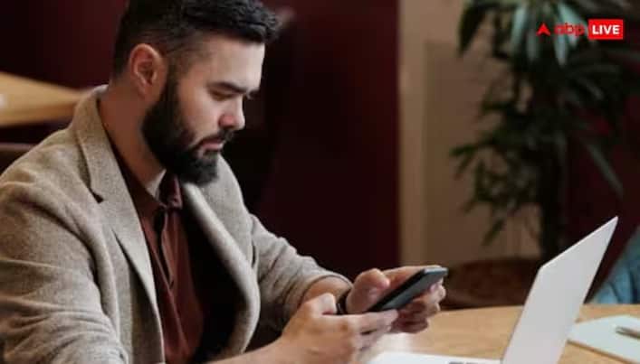 જો તમે ઇચ્છતા નથી કે તમારી વાતચીતો અથવા ડેટા કંપનીઓને સુલભ થાય તો તમે થોડા સરળ પગલાં લઈ શકો છો: તમારા ફોનના સેટિંગ્સમાં,  Privacy અને Permissions પર જાવ અને જુઓ કે કઈ એપ્લિકેશનો પાસે માઇક્રોફોન અથવા કેમેરા ઍક્સેસ છે અને જે જરૂરી નથી તેમાંથી પરવાનગીઓ દૂર કરો. તમે Google અથવા Facebook ની પ્રાઈવેસીના સેટિંગ્સમાં જઈને ડેટા સંગ્રહને મર્યાદિત કરી શકો છો. જો તમે વૉઇસ સહાયકોનો ઉપયોગ કરતા નથી તો તેને ડિસેબલ  કરો.