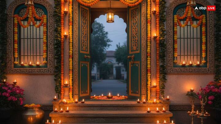 हर इंसान का सपना होता है कि उसके पास अपना एक सुंदर घर हो, कुछ लोगों को तो घर या संपत्ति विरासत में मिल जाती है, मगर ज्यादातर लोग अपनी मेहनत और संघर्ष से इसे हासिल करते हैं. जब व्यक्ति अपना घर लेता है, तो उसकी सबसे बड़ी इच्छा होती है कि उस घर में कभी कलह, अशांति या आर्थिक परेशानी न आए. वास्तु शास्त्र के अनुसार, घर के मुख्य द्वार पर कुछ शुभ चीजें लगाने से नकारात्मक ऊर्जा दूर होती है और सकारात्मकता बढ़ती है.