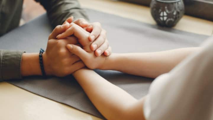 সম্পর্ক মানে শুধুমাত্র ভাল সময় কাটানো নয়। বিশেষ করে দীর্ঘমেয়াদি সম্পর্কের জন্য সবদিক ভেবেচিন্তে এগনোই উচিত। কিন্তু সম্পর্কের জন্য মানসিক ভাবে প্রস্তুত কি না আপনি, তা কী করে বুঝবেন? কিছু জিনিস মাথায় রাখা দরকার এক্ষেত্রে।