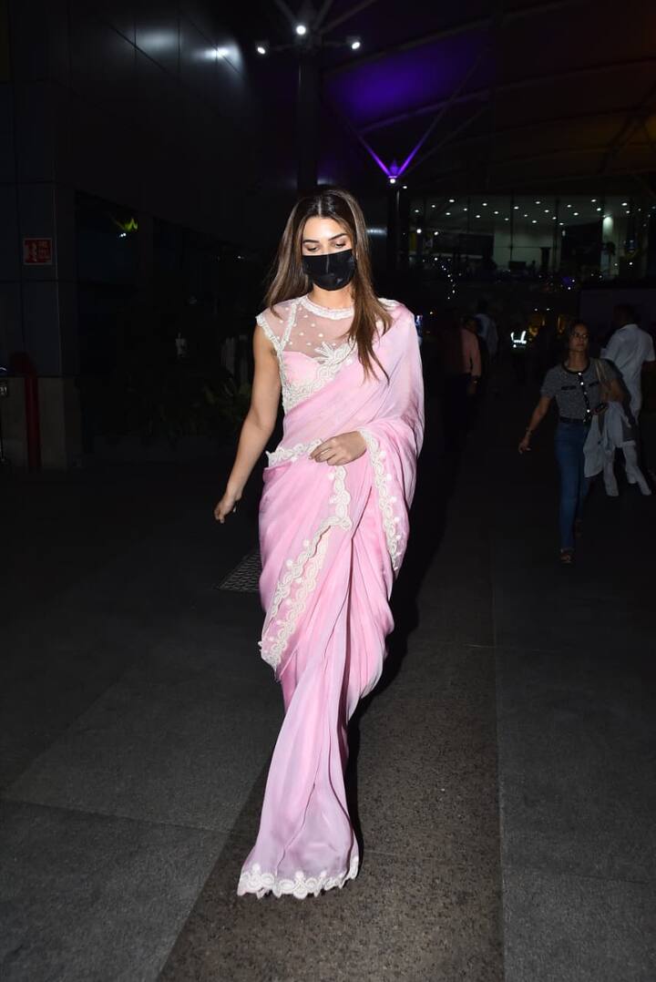 Kriti was looking very beautiful in baby pink saree. She completed her look with simple makeup and straight hair.