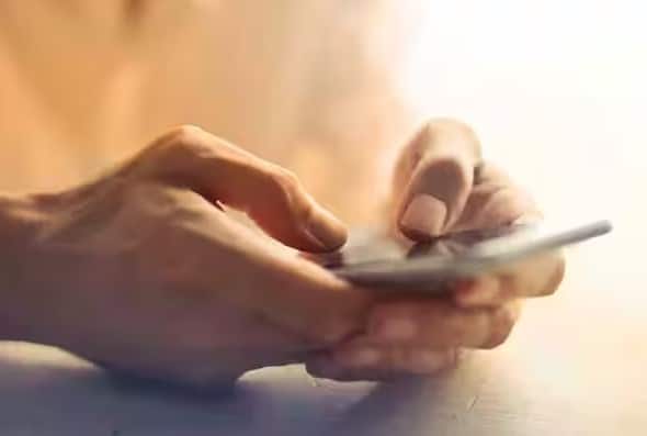 ગુગલ અને મેટા જેવી મોટી કંપનીઓ આ ડેટાનું વિશ્લેષણ કરે છે અને આ માહિતીના આધારે લક્ષિત જાહેરાતો પ્રદર્શિત કરે છે. જો તમે કોઈ વસ્તુ શોધો છો અથવા તેના વિશે વાત કરો છો તો સિસ્ટમ સમજે છે કે તમને તેમાં રસ છે. એટલા માટે તમે વારંવાર તે જ પ્રોડક્ટ કે સંબંધિત વસ્તુઓની જાહેરાતો જોતા રહો છો.