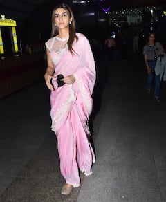 પિંક સાડીમાં બ્લેક માસ્ક સાથે એરપોર્ટ પર સ્પોર્ટ થઈ કૃતિ સેનન