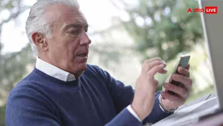 મૂળભૂત રીતે ફોન તમારી દરેક ઓનલાઈન એક્ટિવિટીને ટ્રેક કરે છે. તમે ક્યા ટોપિક પર સર્ચ કરો છો, તમે કઈ વેબસાઈટ્સ વધુ જોવો છો. તમારા વીડિયો વ્યૂઝ અને તમારા મનપસંદ ઉત્પાદનોના આધારે, અલ્ગોરિધમ્સ અંદાજ લગાવે છે કે તમને આગળ શું બતાવવું. તેથી, જ્યારે તમે કોઈ વાતની ચર્ચા કરો છો અને પછીથી તેના માટે જાહેરાતો જુઓ છો ત્યારે તે તમારા ડિજિટલ વર્તનનું પરિણામ છે.