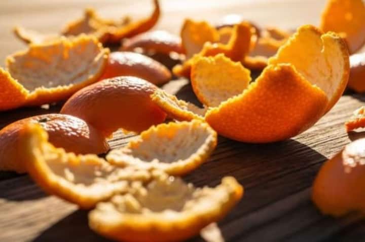 संत्रांच्या सालींना उन्हामध्ये सुकवून त्यात गुलाबपाणी किंवा दही एकत्र करून फेस पॅक तयार करू शकता.