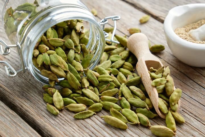 तुमच्या चेहऱ्यावरच्या त्वचेसाठी देखील खूप फायदेशीर आहे. यात असलेले डिटॉक्सिफायिंग आणि अँटिऑक्सिडंट्स तुमच्या चेहऱ्यावरील पिंपल्स कमी करण्यास मदत करते.