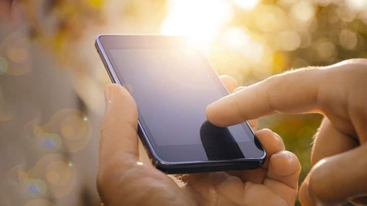 ఫోన్‌ను వేడి ప్రదేశంలో లేదా నేరుగా సూర్యరశ్మిలో ఉంచడం కూడా దానికి హానికరం. పెరుగుతున్న ఉష్ణోగ్రత బ్యాటరీపై ప్రభావం చూపుతుంది. వేసవిలో పదేపదే వేడెక్కడం వల్ల బ్యాటరీ బలహీనపడుతుంది. దీని కారణంగా నెమ్మదిగా పేలిపోయే ప్రమాదం పెరుగుతుంది.